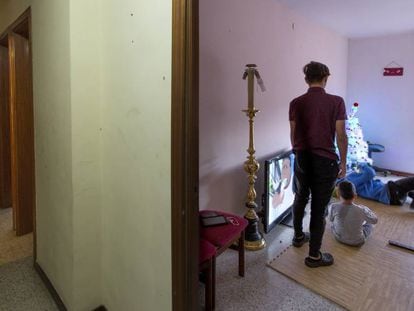 La família ocupa en una de les habitacions del seu habitatge de Ciutat Meridiana