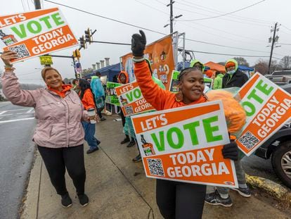 Miembros de Georgia Stand-Up y We Vote animan a la gente a votar en la segunda vuelta de las elecciones para el Senado de los EE UU.