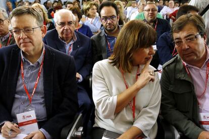 El presidente de la Generalitat valenciana, Ximo Puig (primera fila-i), la presidenta de Baleares, Francina Armengol (primera fila-c), presidente de Extremadura, Guillermo Fernández Vara (primera fila-d), el expresidente asturiano y nuevo portavoz del PSOE en el Senado, Vicente Álvarez Areces (segunda fila-i), el portavoz del Grupo Socialista en el Congreso, Antonio Hernando (segunda fila-c), al incio del Comité Federal