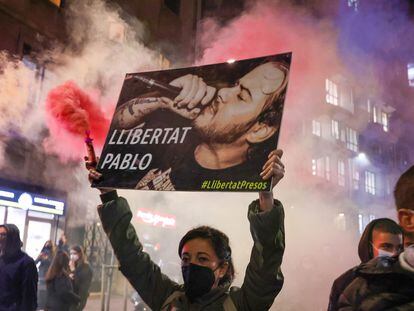 Una mujer protesta en Barcelona por la detención del rapero Pablo Hasél en Barcelona, el 16 de febrero.