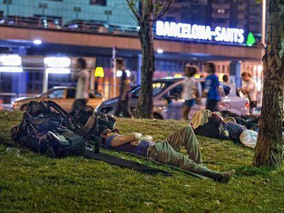 La plaza de Joan Peiró, cerca de Sants, es uno de los lugares donde los viajeros con poco presupuesto pasan la noche.