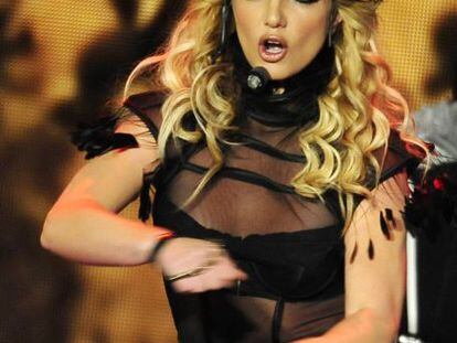 El comienzo de la gira australiana de Britney Spears no ha sido como le hubiera gustado. Voces de protesta han surgido desde su primer concierto. El motivo: el supuesto <i>play back</i> usado por la cantante. Incluso hay medios del país que aseguran que fueron muchos los asistentes a ese evento que se marcharon al poco tiempo, al darse cuenta de que la artista no estaba cantando. Para que esto no vuelva a suceder, ahora, las autoridades australianas están pensando en regular el uso del <i>play back</i>.