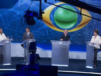 Marina Silva, Aécio Neves, el periodista Boechat y Dilma Rousseff en el debate de la Band.