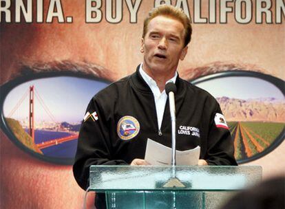 El gobernador de California,  Arnold Schwarzenegger,  promociona el turismo en su estado en un acto en Tokio.