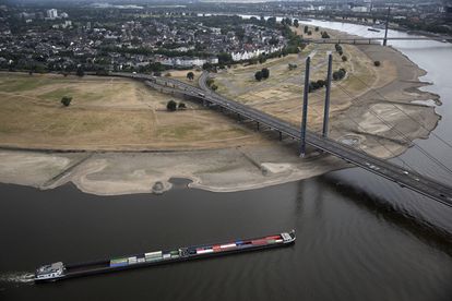 Un buque de carga navega por el Rin en Düsseldorf (Alemania), el lunes, con un nivel bajo.