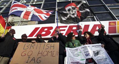 Trabajadores de Iberia ante la sede de la compañía en Madrid.