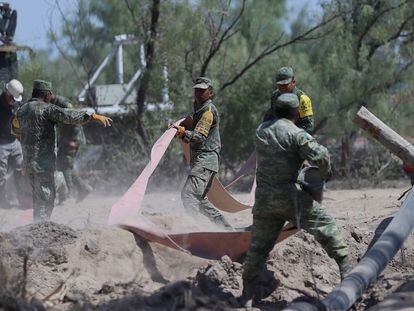 Militares y personal de emergencias trabajan en la zona donde se encuentran 10 mineros atrapados, el 11 de agosto de 2022, en el municipio de Sabinas, en Coahuila (México).