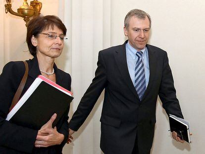 La presidenta del partido CD&V, Marianne Thyssen, y el primer ministro saliente de Bélgica, Yves Leterme