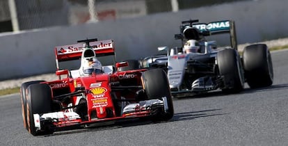 Los pilotos de F&oacute;rmula Uno Sebastian Vettel y Lewis Hamilton, durante unas pruebas en el circuito de Montmel&oacute;.