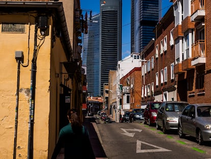 La calle Canaveral, en el barrio La Ventilla, Tetuan, con las cuatro torres de fondo.