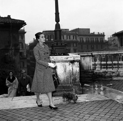 Hepburn pasea con su perro por la escalinata de Plaza de España en Roma, en la década de los cincuenta.
