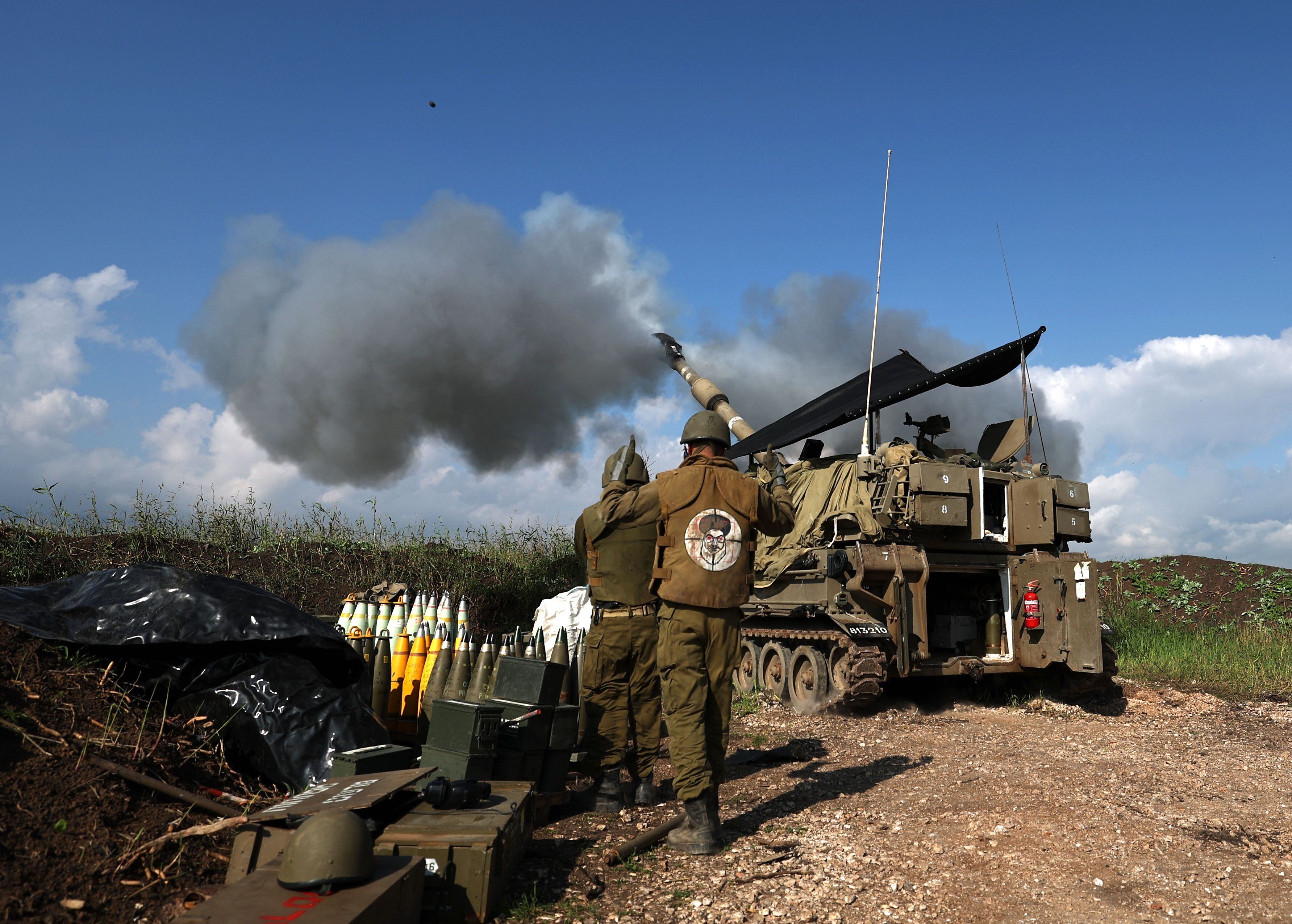 Undisclosed Location (Israel), 04/01/2024.- An Israeli artillery fires towards a target in Lebanon form an undisclosed location at Lebanon-Israel border, Israel, 04 January 2024. Isareli soldier at Right has a jacket with a grafitti of a target with Lebanese Hezbollah leader Hassan Nasrallah at its center. Tensions remain high in the region following the killing of senior Hamas leader Saleh al-Arouri in Lebanon by drone attack on 02 January. (Líbano, Hizbulá/Hezbolá) EFE/EPA/ATEF SAFADI
