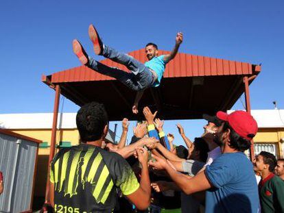 Un refugiado sirio en el exterior del CETI de Melilla celebra su viaje a la península.