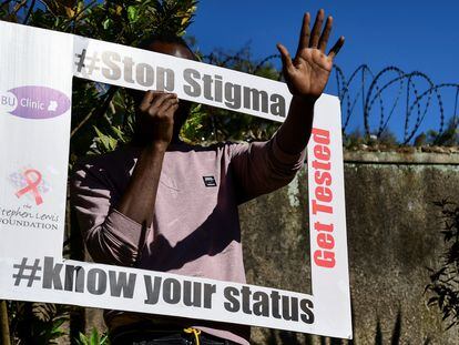 Un activista de la comunidad LGBTQI sostiene una pancarta a favor de los tratamientos y programas sobre el VIH, en Kampala, capital de Uganda, el 1 de junio de 2023