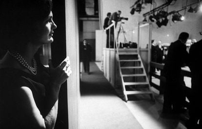 Jacqueline Kennedy se asoma entre bambalinas para contemplar en directo el debate que su marido sostenía en los estudios de la CBS en Chicago un 26 de septiembre de 1960.