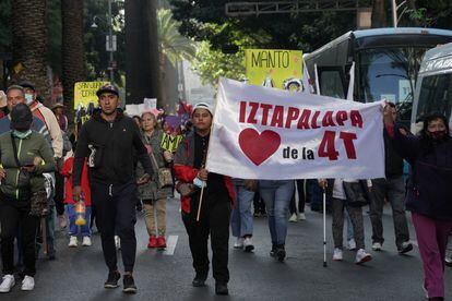 Seguidores de Andrés Manuel López Obrador sostienen un cartel en apoyo a la denominda Cuarta Transformación.