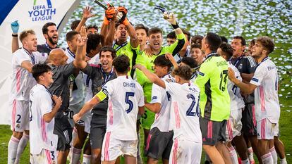 Los jugadores del Real Madrid celebran el título de la temporada pasada.