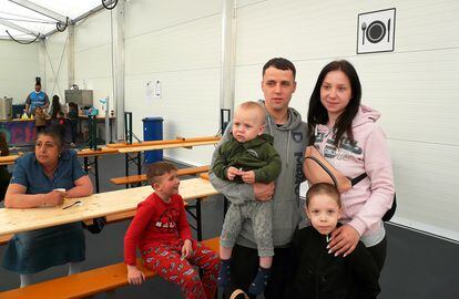 Yevhenii y su familia en el centro de refugiados de Tegel, donde residen desde hace meses, el 25 de mayo. 