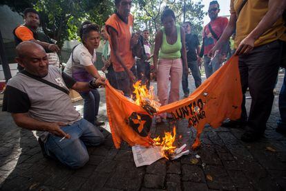 Seguidores oficialistas queman una bandera de Voluntad Popular, partido político del líder opositor venezolano preso Leopoldo López, tras la ceremonia de instalación de la Asamblea Nacional de Venezuela.