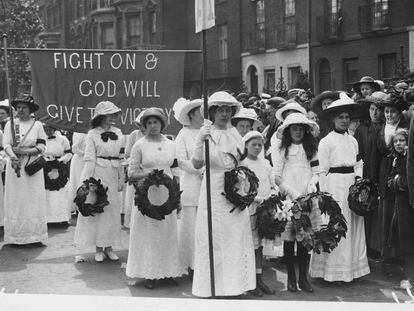 Procesión de 'suffragettes' atravesando Londres durante el funeral de Emily Davison. 