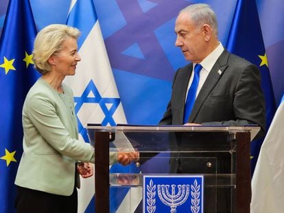La presidenta de la Comisión Europea, Ursula von der Leyen, y el primer ministro de Israel, Benjamín Netanyahu, el pasado 12 de octubre en Tel Aviv.