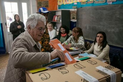 Un hombre emite un voto en un colegio electoral durante las elecciones primarias en San Eduardo, Argentina