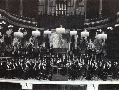 La Orquesta Pau Casals dirigida por el propio músico en el Palau en los años 20.