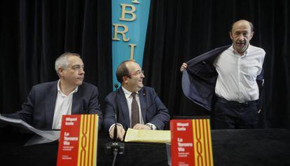 Pere Navarro (i), Miquel Iceta y Alfredo P&eacute;rez Rubalcaba