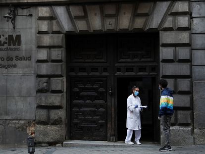 Un hombre trata de entrar en un centro de salud en Madrid este miércoles durante la fase 0 de desescalada.