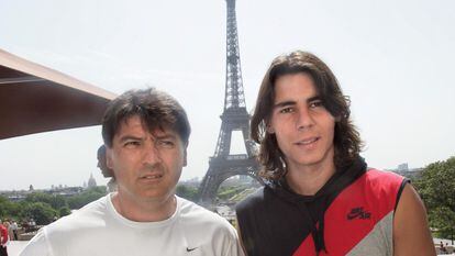 Toni y Rafa, ante la Torre Eiffel en junio de 2005. / MEHDI FEDOUACH (GETTY)