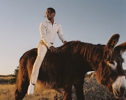 Chaqueta de cuero, suéter, pantalón y mules beige, todo, 1017 ALYX 9SM.