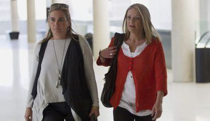 Julita Cuquerella, derecha, acompañada de una amiga, a su llegada en abril al juzgado de Barcelona.