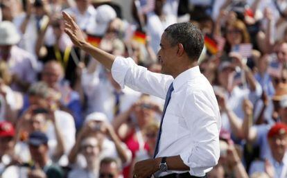 Obama saluda a la multitud en su discurso en la puerta de Brandeburgo