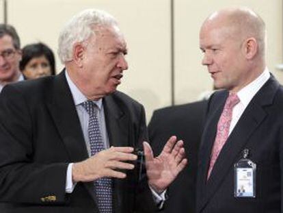 Margallo conversa con Hague durante la reuni&oacute;n de ministros de Exteriores de la OTAN.