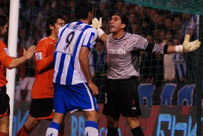 Pinto, cuando era portero del Celta, se enfrenta a Taborda en una lance del Deportivo-Celta de la temporada 2006-2007.