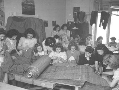 Trabajadoras en el taller de Modas Monic, en abril de 1944.