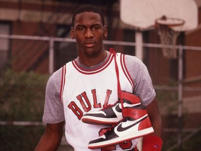 Michael Jordan se ha posicionado por primera vez en su carrera. En la foto en una imagen de archivo con las zapatillas Air Jordan 1.