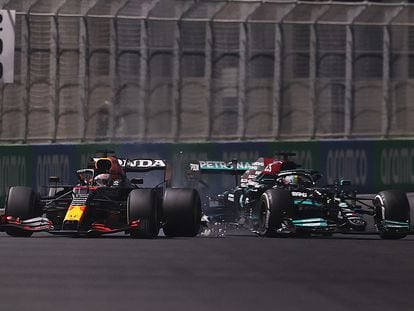 Hamilton choca con Verstappen tras la extraña maniobra del piloto holandés. Getty