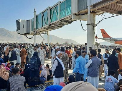 Cientos de afganos se agolpan en el aeropuerto de Kabul. En vídeo, cientos de personas intentan huir del país en los vuelos militares.
