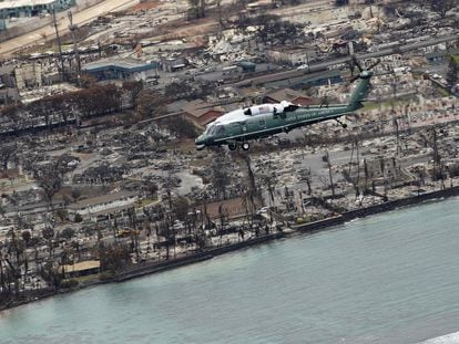 El helicóptero Marine One, en el que el presidente de Estados Unidos, Joe Biden, ha supervisado los daños en Lahaina, en la isla hawaina de Maui este lunes 21 de agosto.