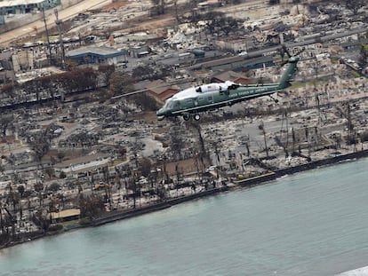 El helicóptero Marine One, en el que el presidente de Estados Unidos, Joe Biden, ha supervisado los daños en Lahaina, en la isla hawaina de Maui este lunes 21 de agosto.