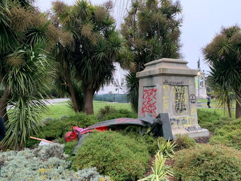 La statua di Junípro Serra nel Golden Gate Park, San Francisco, dopo essere stato abbattuto.