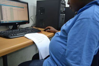 Una alumna embarazada, durante la clase de informática.