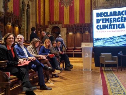 La alcaldesa Colau y concejales de su gobierno durante la declaración de emergencia climática de Barcelona