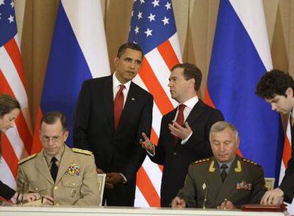 El presidente de EE UU, Barack Obama, y su homólogo ruso, Dmitri Medéved, hoy en el Kremlin