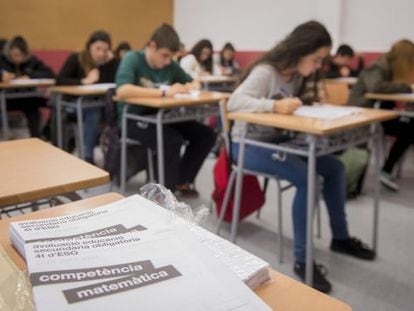 Alumnos de 4º de ESO de un instituto de Barcelona durante las pruebas de competencias, en una imagen de archivo.