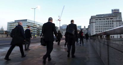 Trabajadores se dirigen a la City de Londres