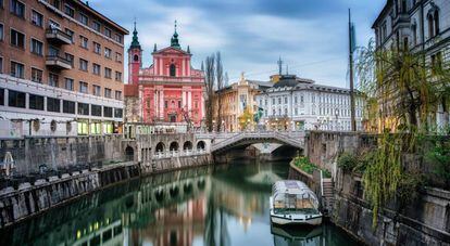 Casco histórico de Liubliana con uno de sus característicos puentes.