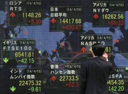 Un hombre observa información bursátil en una pantalla, en la Bolsa de Tokio. EFE/Archivo