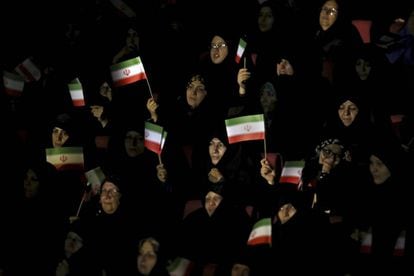 Mujeres afiliadas a la Guardia Revolucionaria muestran su apoyo al régimen iraní este domingo en Teherán.